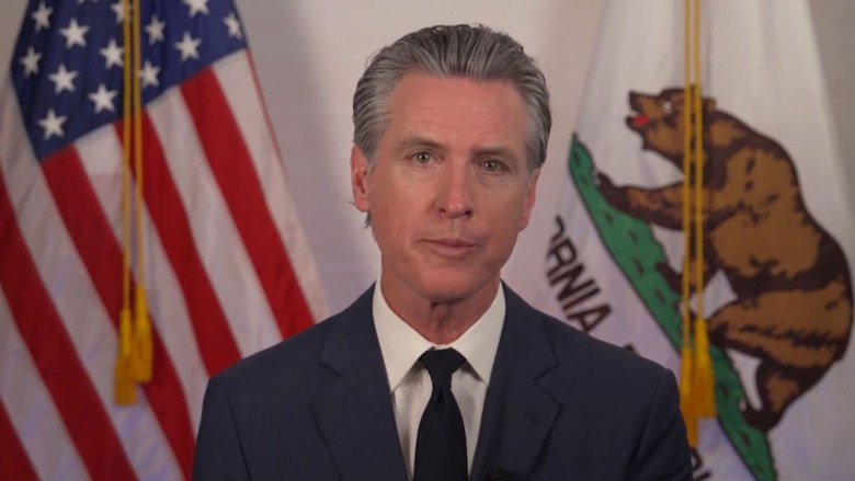Feds gather outside Los Angeles building during Newsom speech